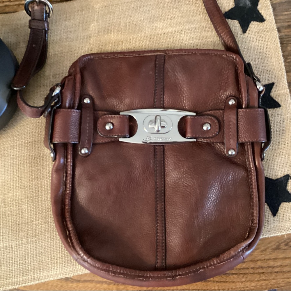 Women’s B. Makowsky Leather Crossbody Bag    B4